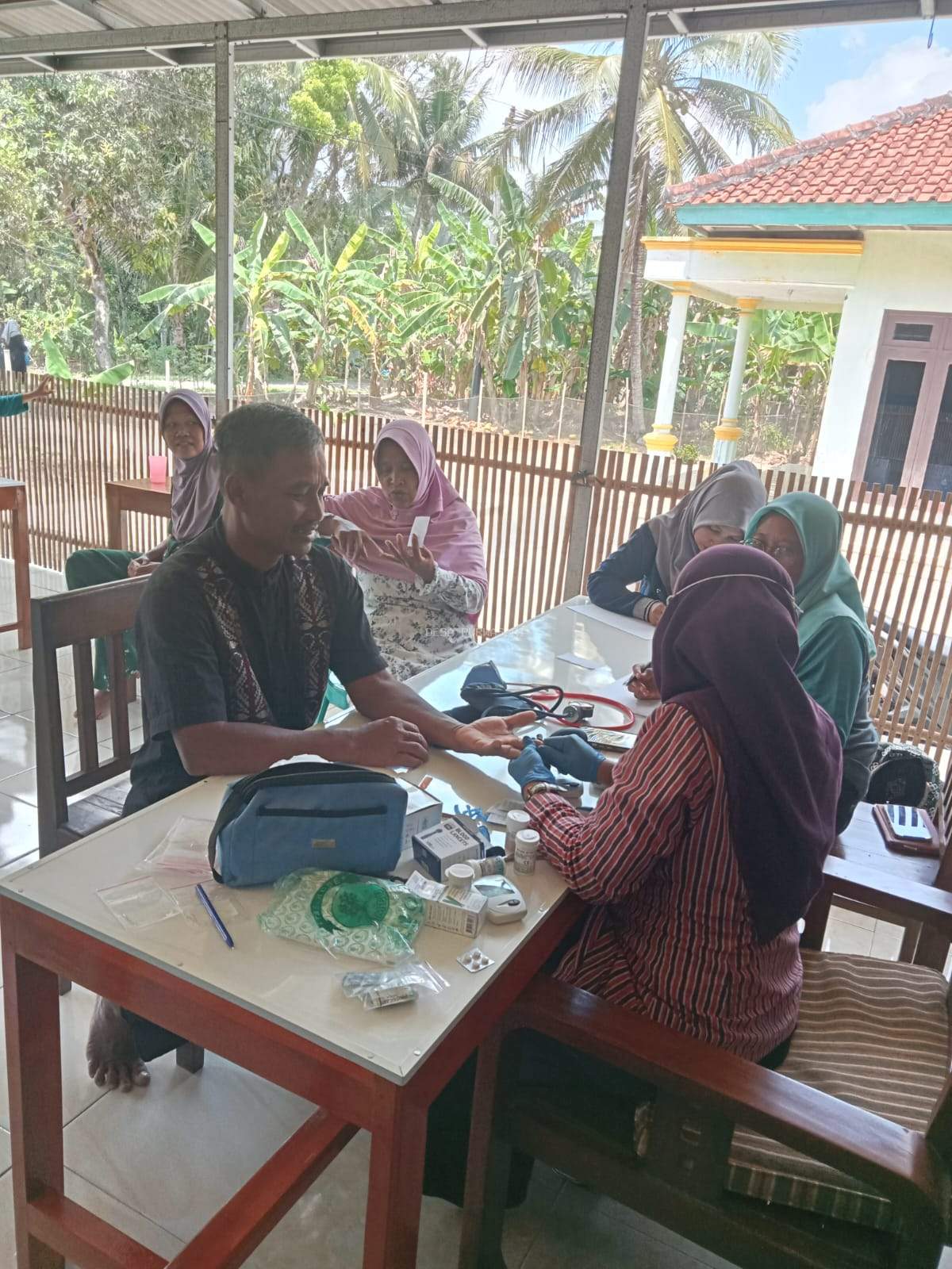Kegiatan Posyandu Lansia Desa Purwasari: Pemeriksaan Asam Urat dan Kolesterol Gratis