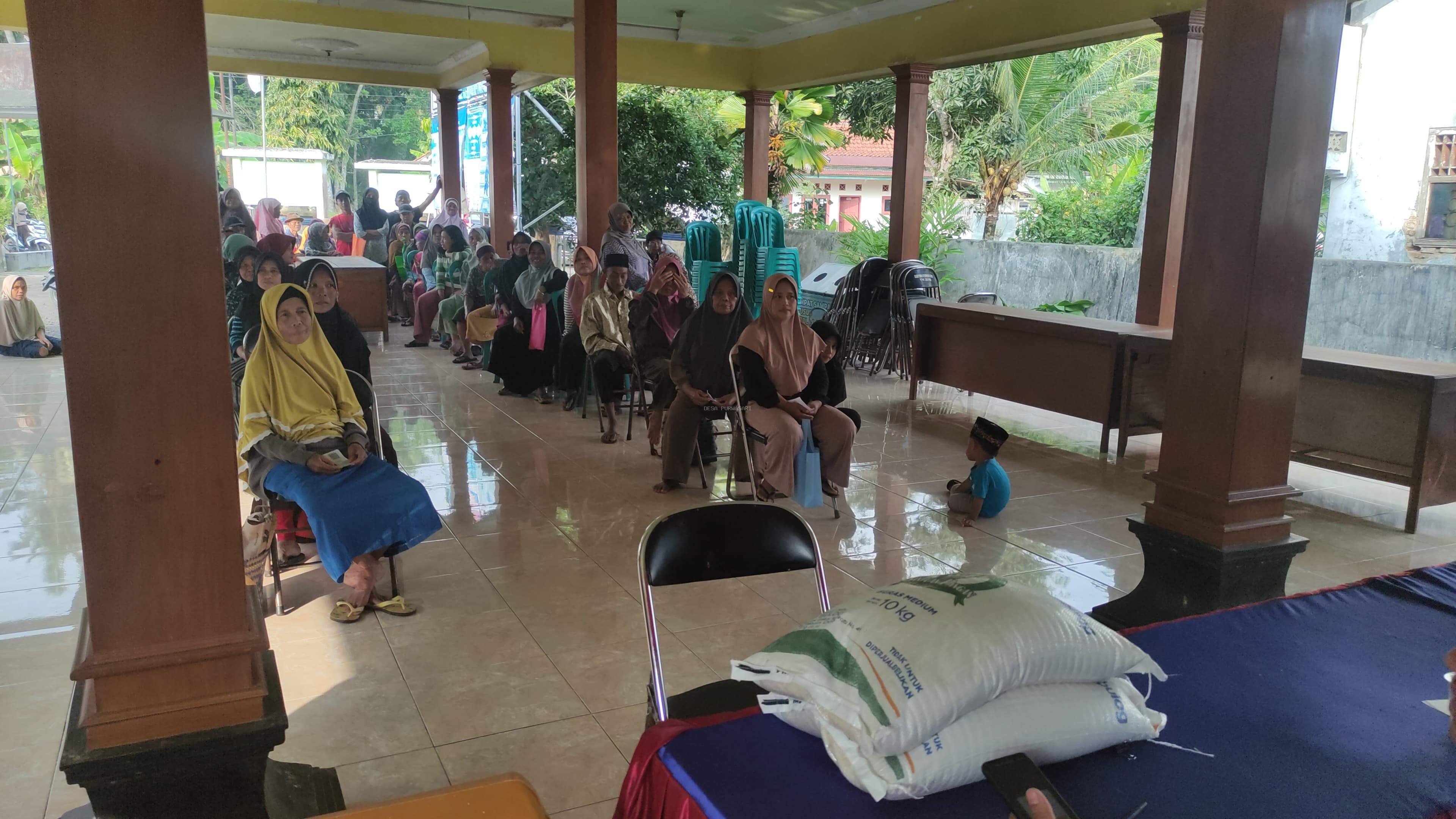 Penyaluran Bantuan Beras CPP di Desa Purwasari Berjalan Lancar dan Tepat Sasaran