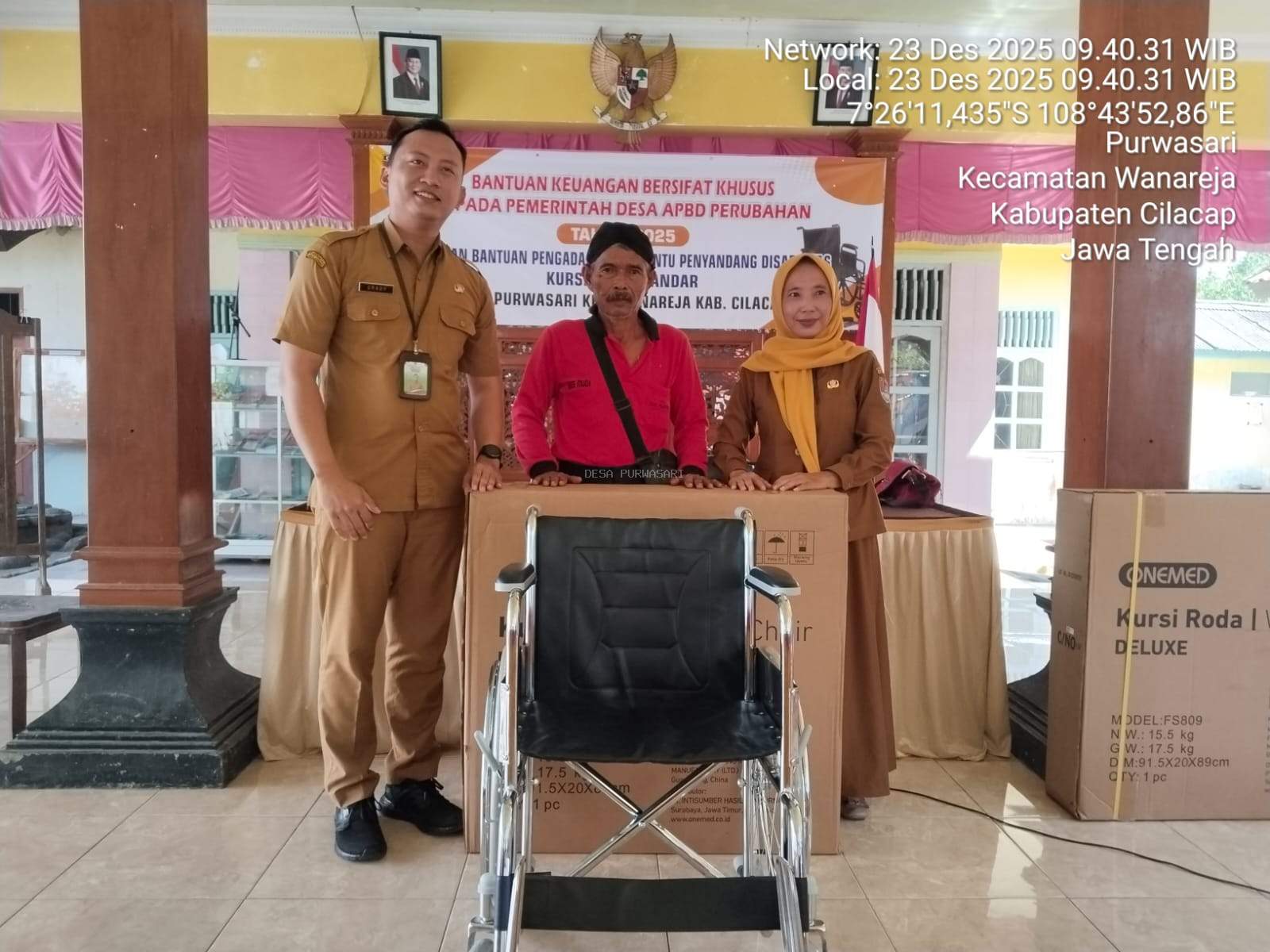 Desa Purwasari Salurkan Bantuan Kursi Roda bagi Penyandang Disabilitas dari Bansus APBD Perubahan Kabupaten Cilacap Tahun 2025